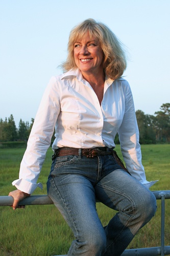 women on fence at austin rehab for substance abuse